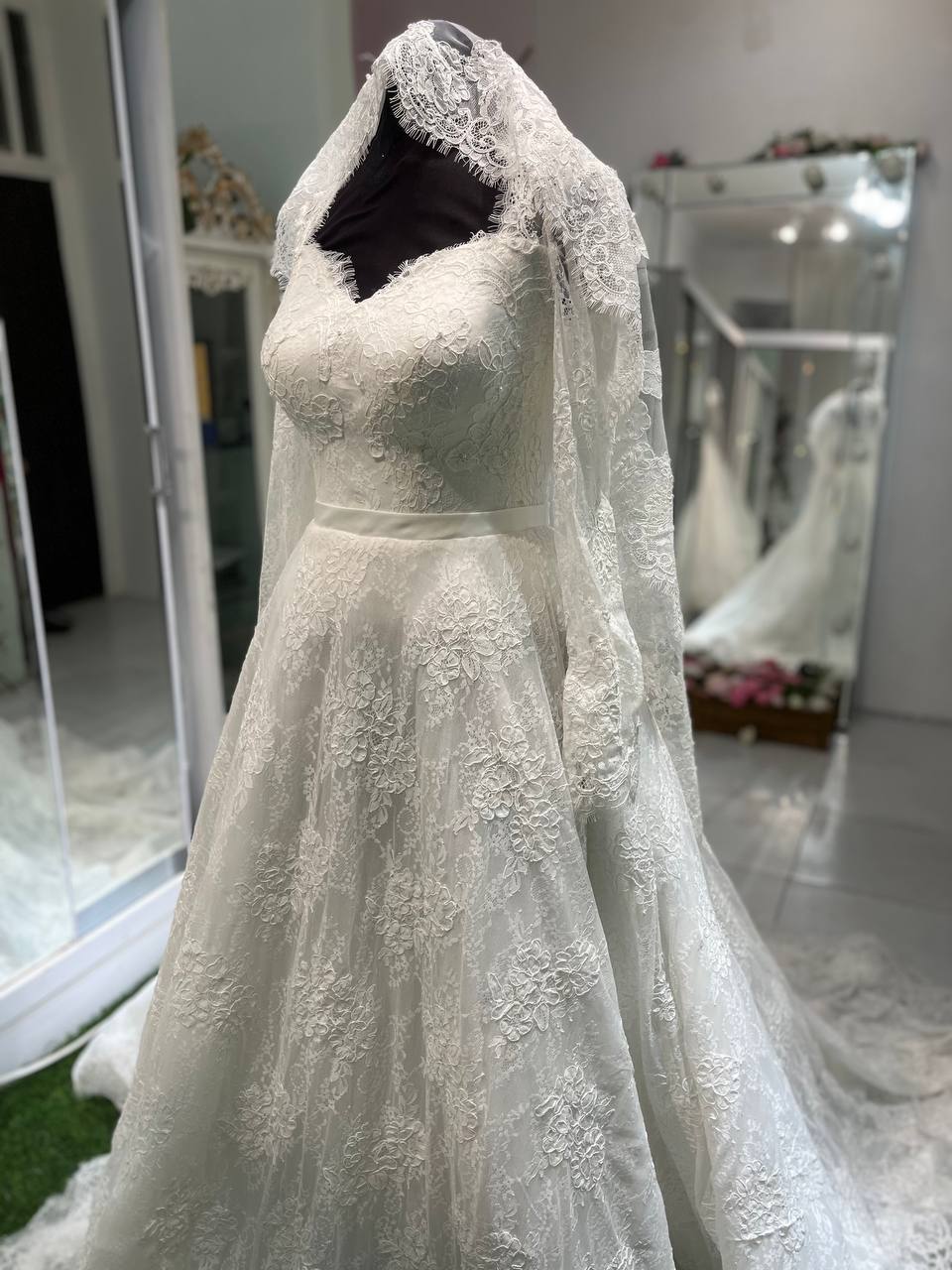 لباس عروس دانتل فرانسه سایز ۳۸/۴۰